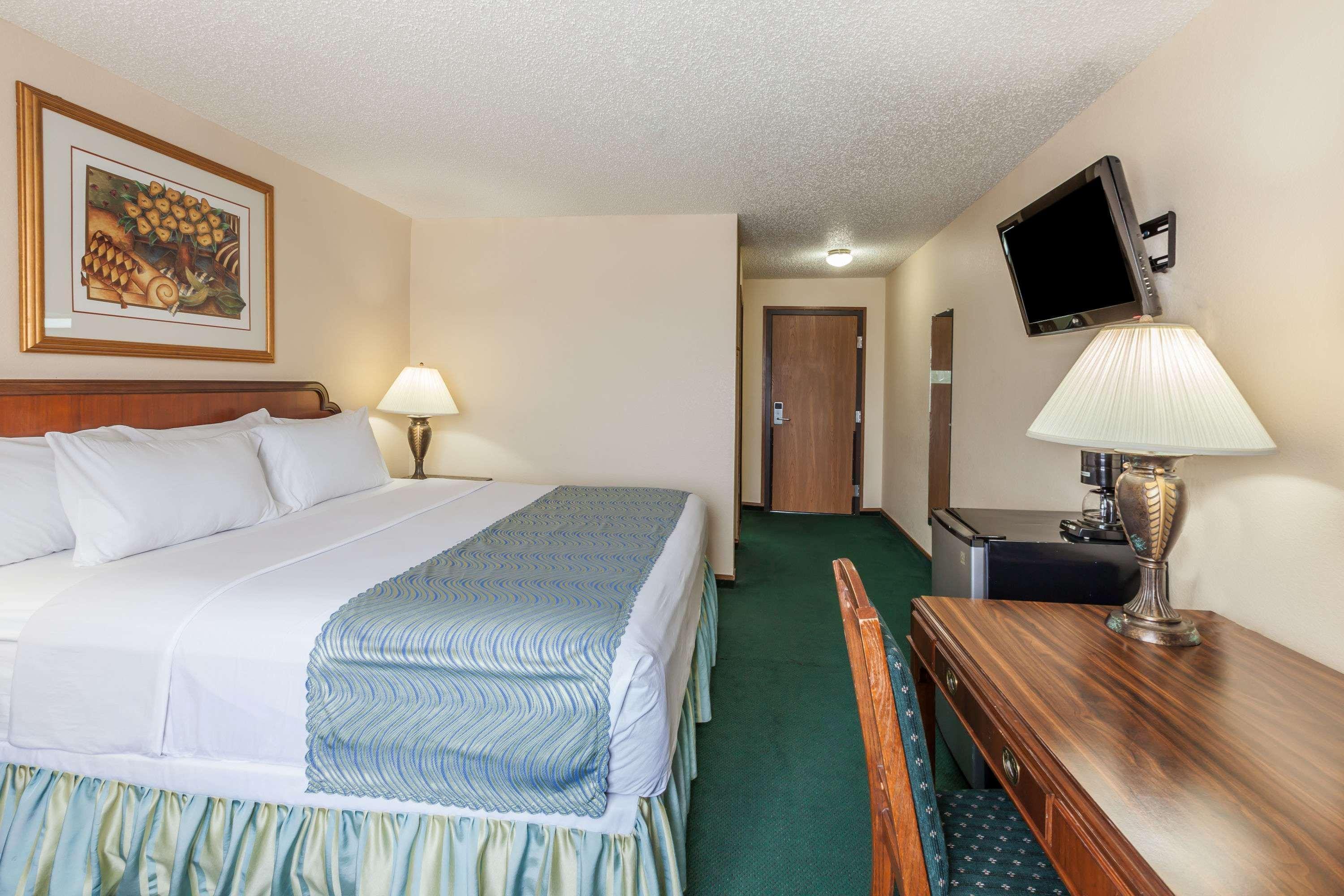 Super 8 By Wyndham Irving Dfw Airport/South Hotel Exterior photo