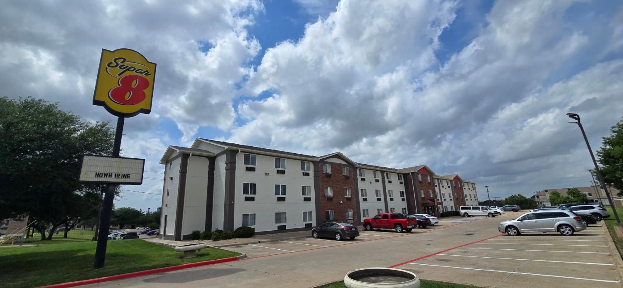 Super 8 By Wyndham Irving Dfw Airport/South Hotel Exterior photo