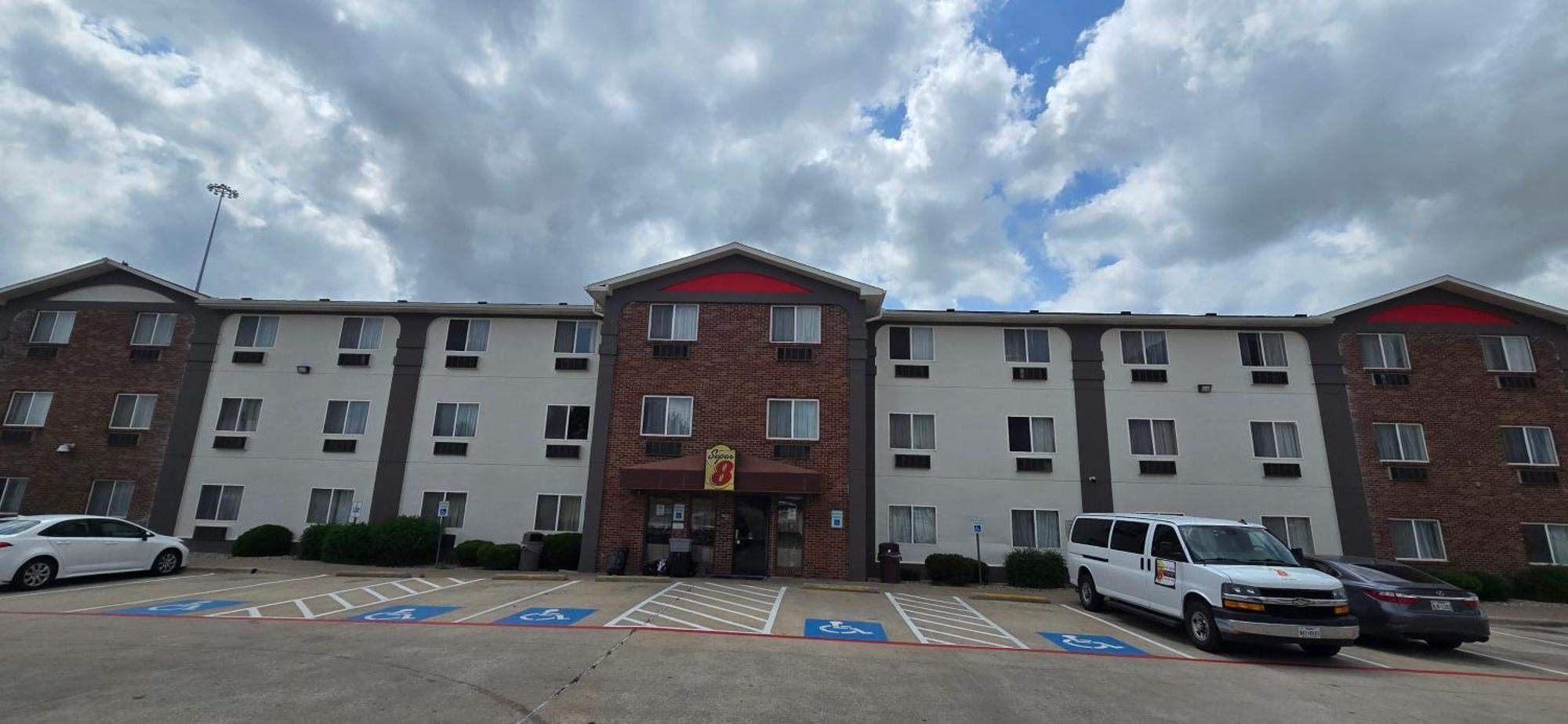 Super 8 By Wyndham Irving Dfw Airport/South Hotel Exterior photo